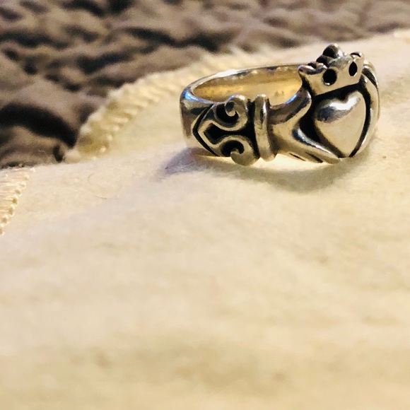 James Avery Adorned Claddagh Ring. Nwot too small for me. Excellent condition! - Picture 3 of 15